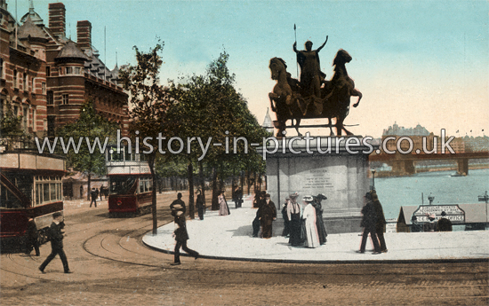Boadicea Statue Embankment, London, c.1910.
